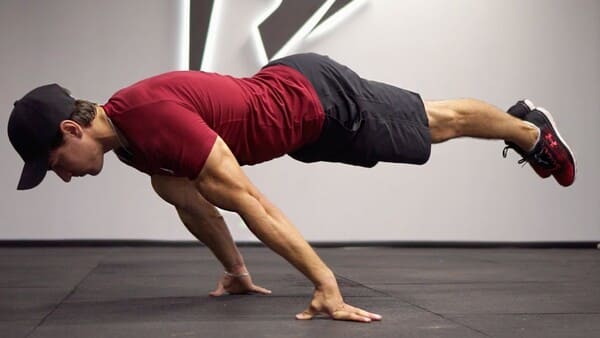 Erwachsene Person trainiert ohne Geräte in neutraler Pose